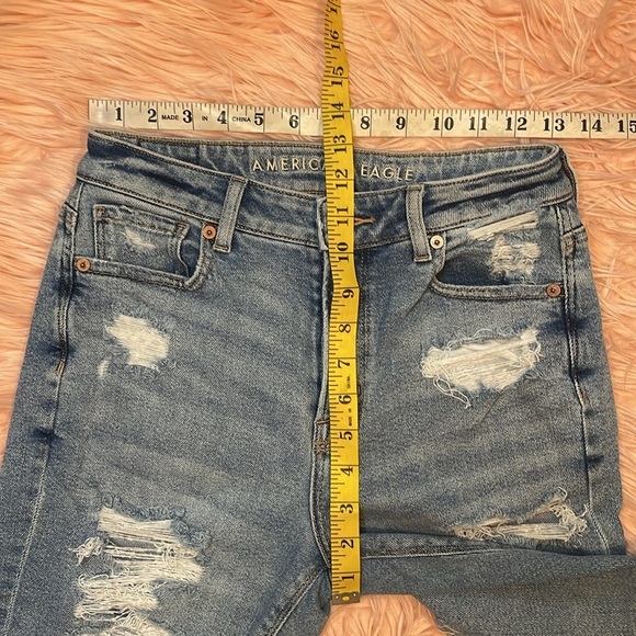 American Eagle Stretch Light Wash High Rise Distressed Ripped Mom Jean Size 0 - Picture 8 of 9
